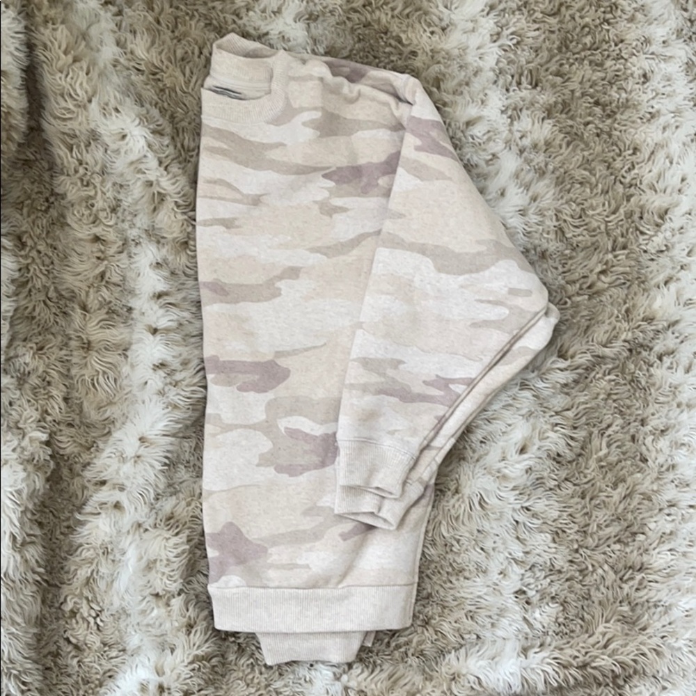 American Eagle Camo sweatshirt